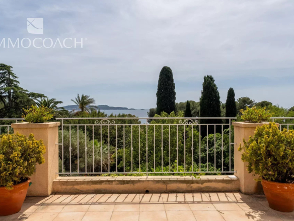 Balcony with sea and garden views, Carqueiranne