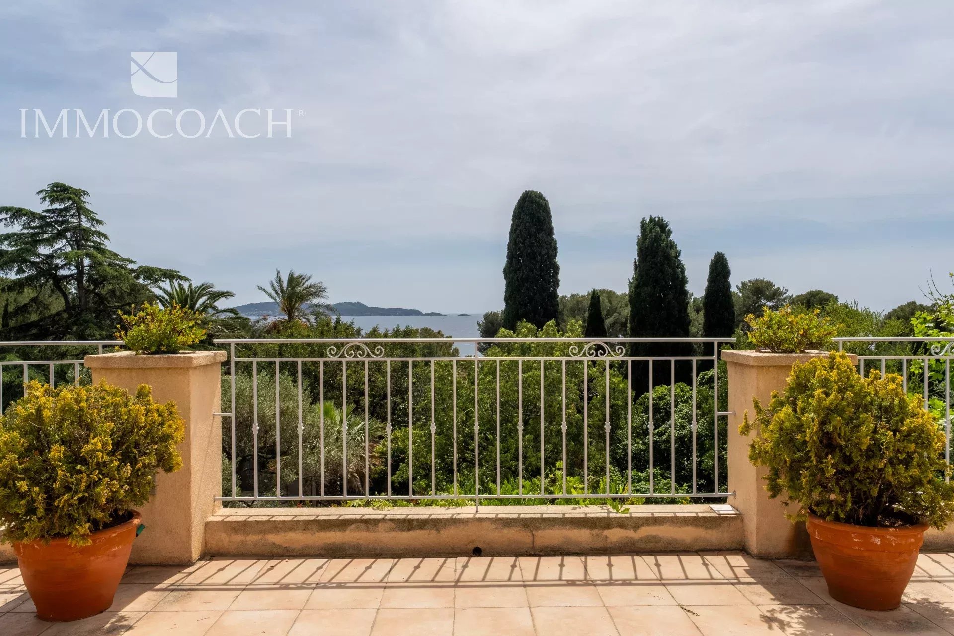 Balcony with sea and garden views, Carqueiranne