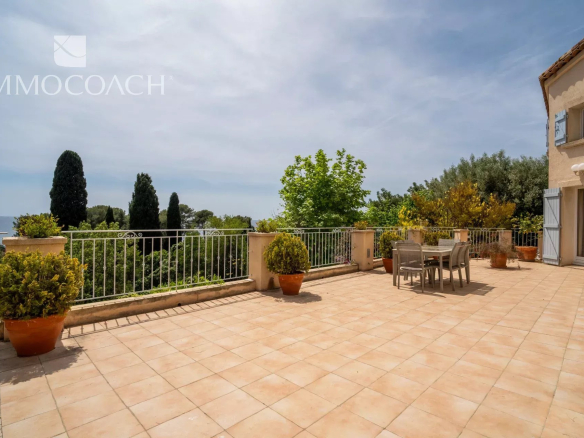 Spacious terrace with sea views, surrounded by plants and trees, in Carqueiranne.