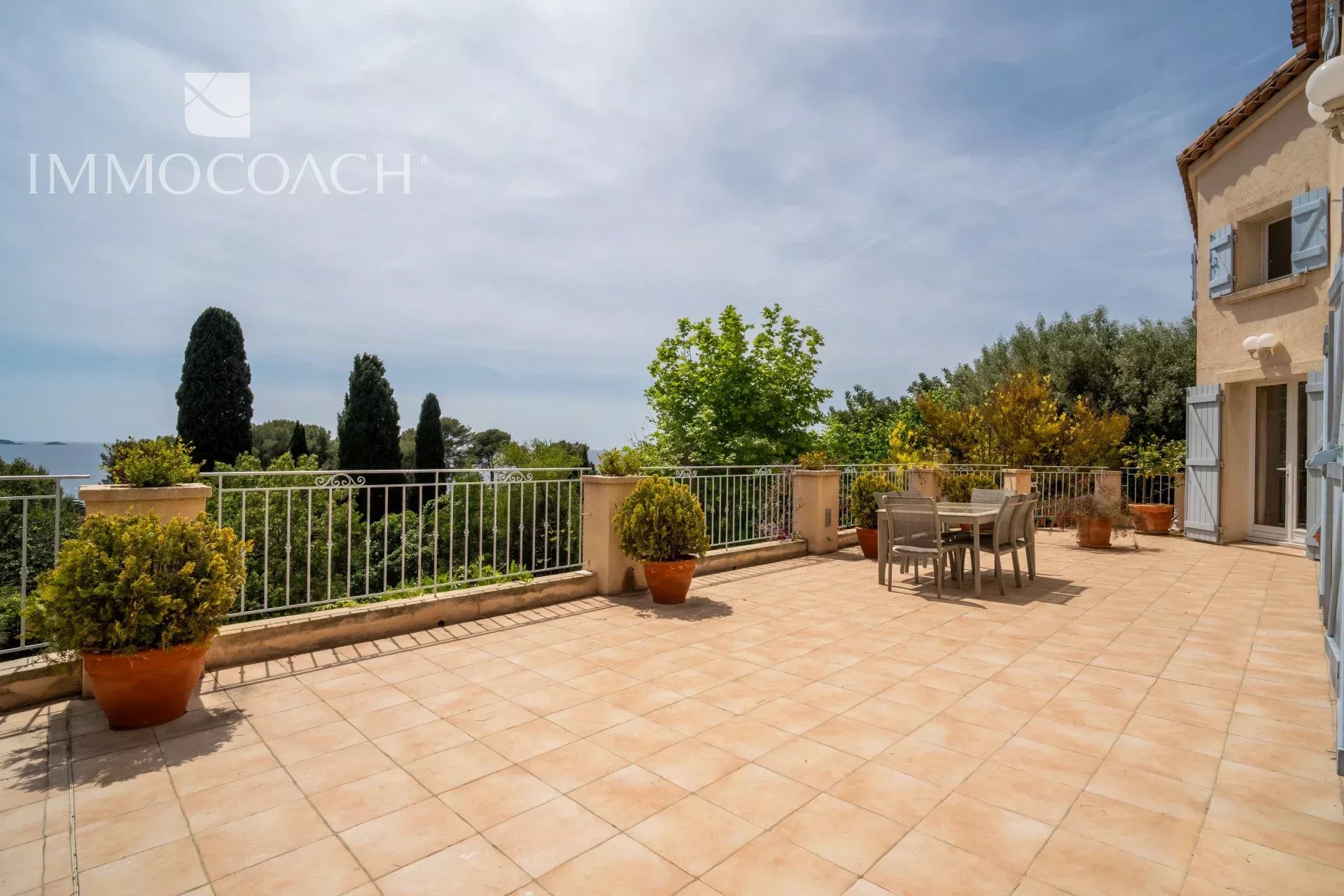 Spacious terrace with sea views, surrounded by plants and trees, in Carqueiranne.