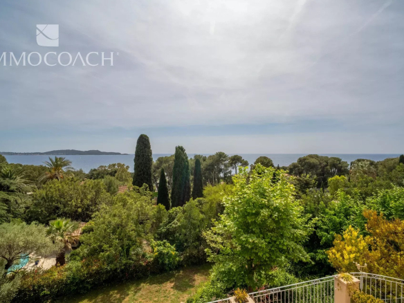 Sea view and landscaped park from the property in Carqueiranne.