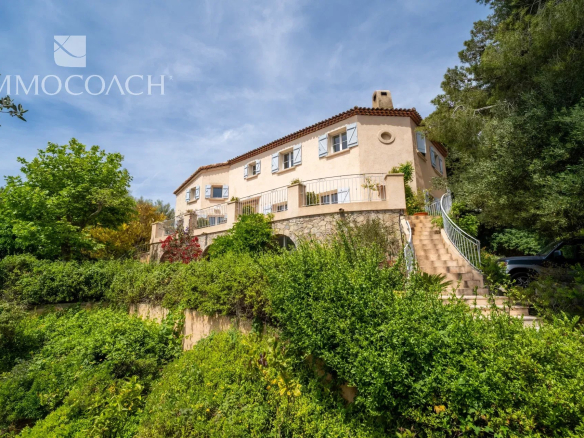 Property with sea views, surrounded by greenery and a landscaped garden in Carqueiranne.