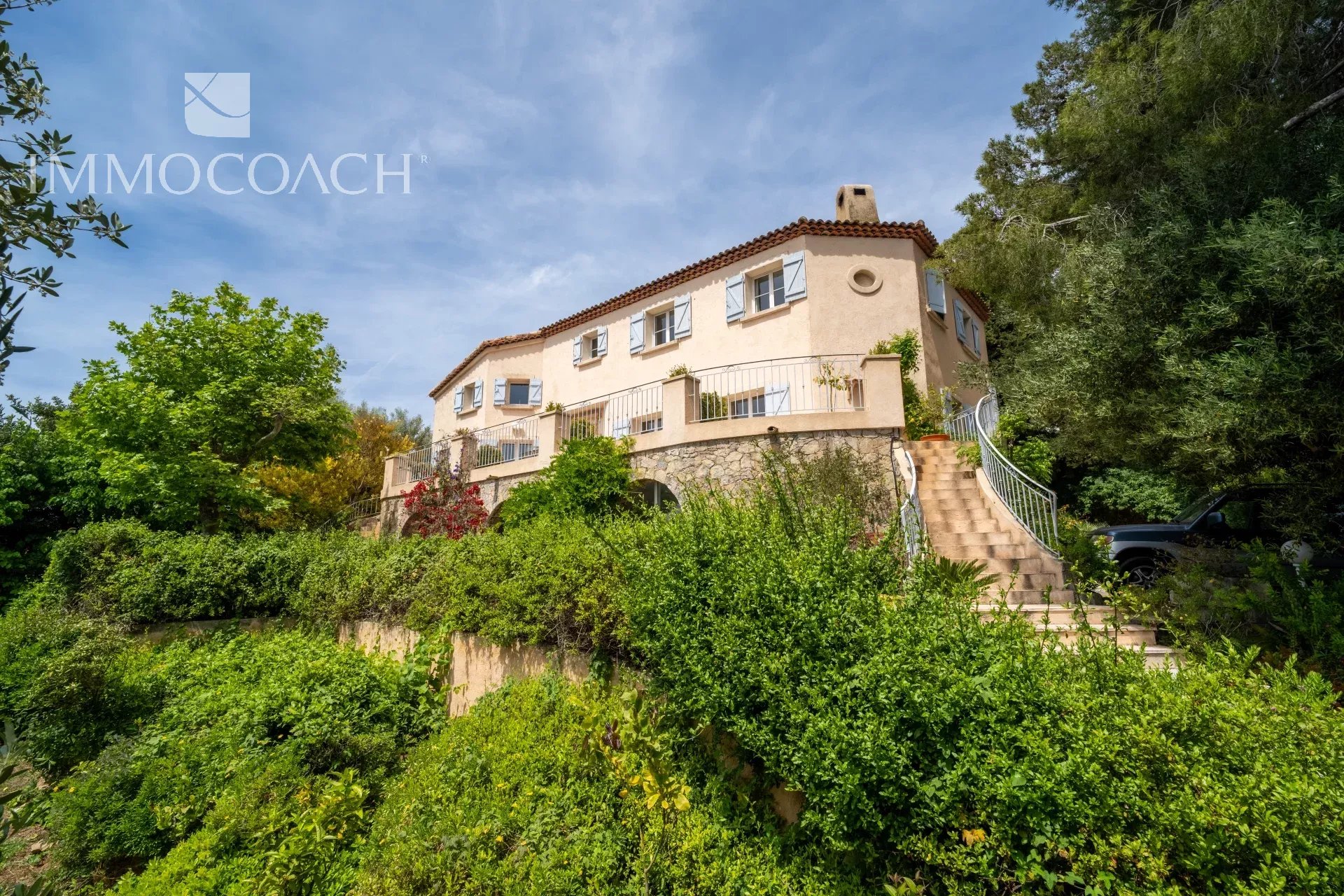 Property with sea views, surrounded by greenery and a landscaped garden in Carqueiranne.