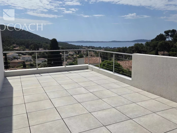 Terrace of a contemporary house in Carqueiranne with views of the sea and the hills.