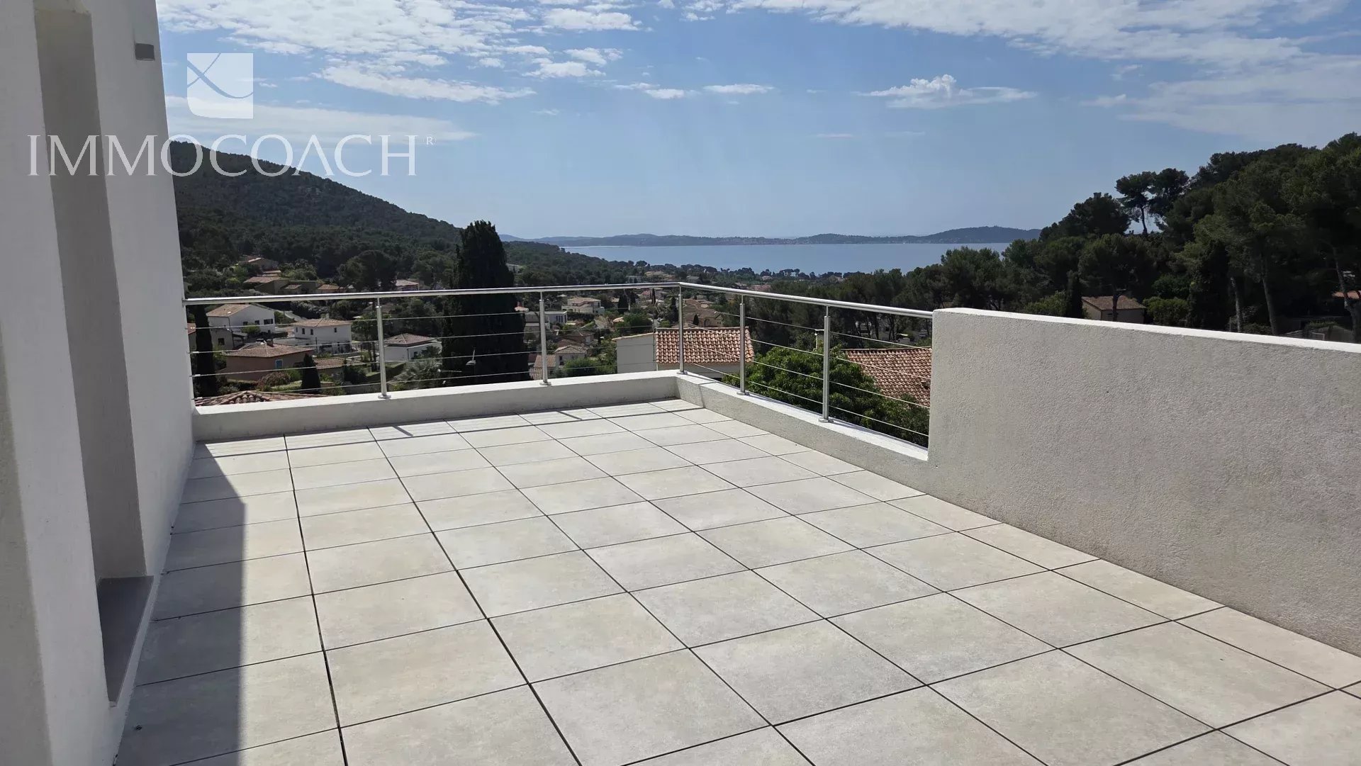 Contemporary house with sea view in Carqueiranne Terrace of a contemporary house in Carqueiranne with views of the sea and the hills.