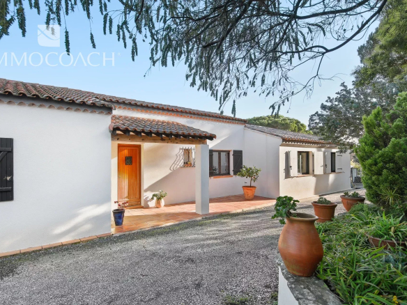 Property with two houses, swimming pool and garage on a 3000 m² plot in Bormes-les-Mimosas.