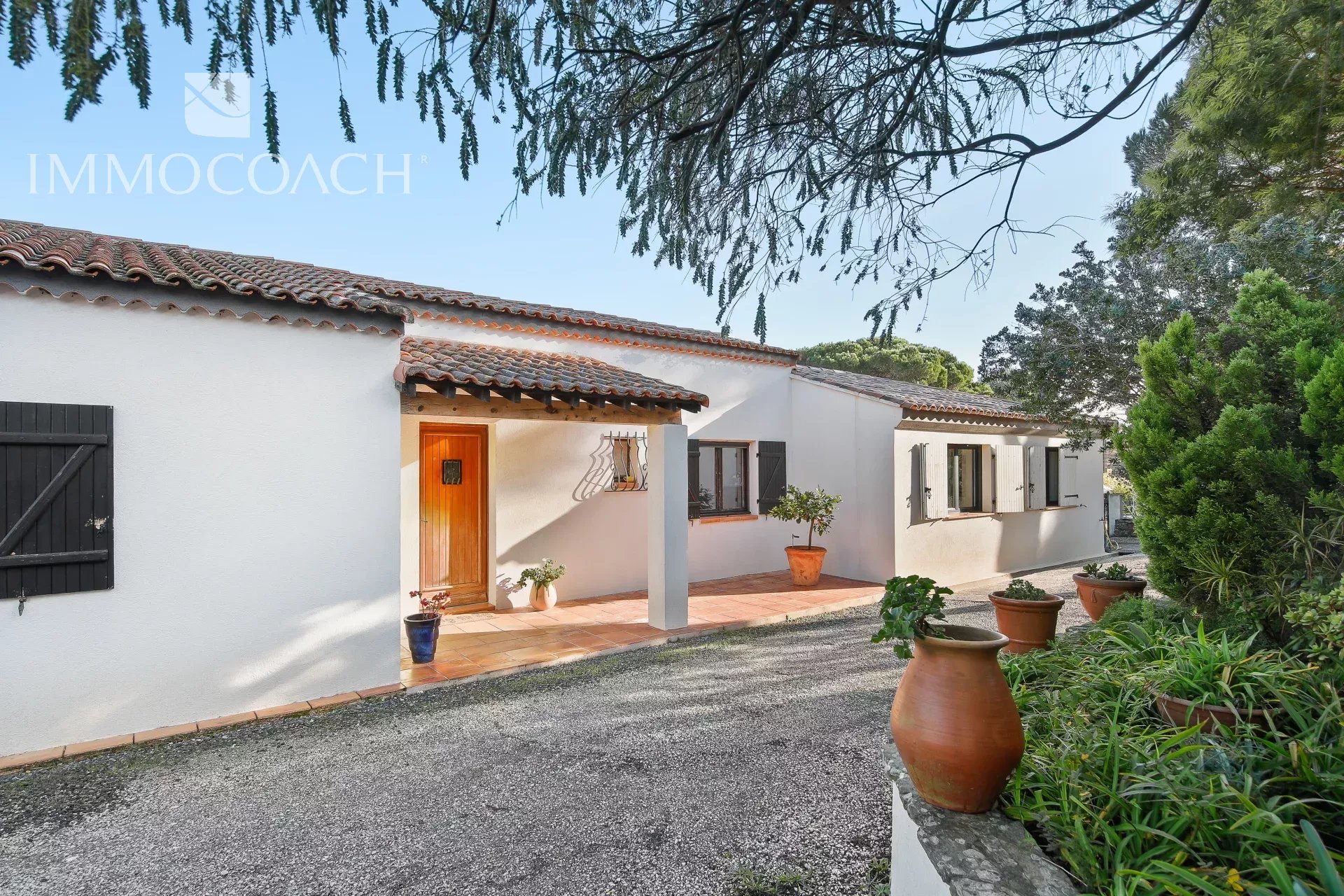 Property in Bormes-les-Mimosas Property with two houses, swimming pool and garage on a 3000 m² plot in Bormes-les-Mimosas.