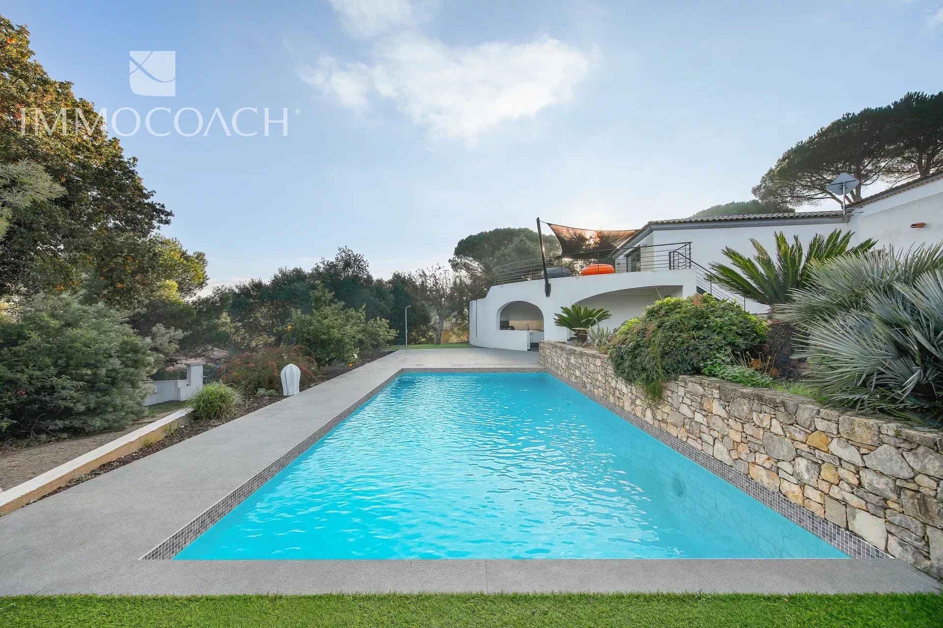 Property with swimming pool in Bormes-les-Mimosas Modern swimming pool with terrace and garden in a property in Bormes-les-Mimosas.