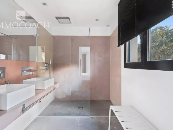 Modern bathroom with walk-in shower and double sink in a house in Bormes-les-Mimosas.