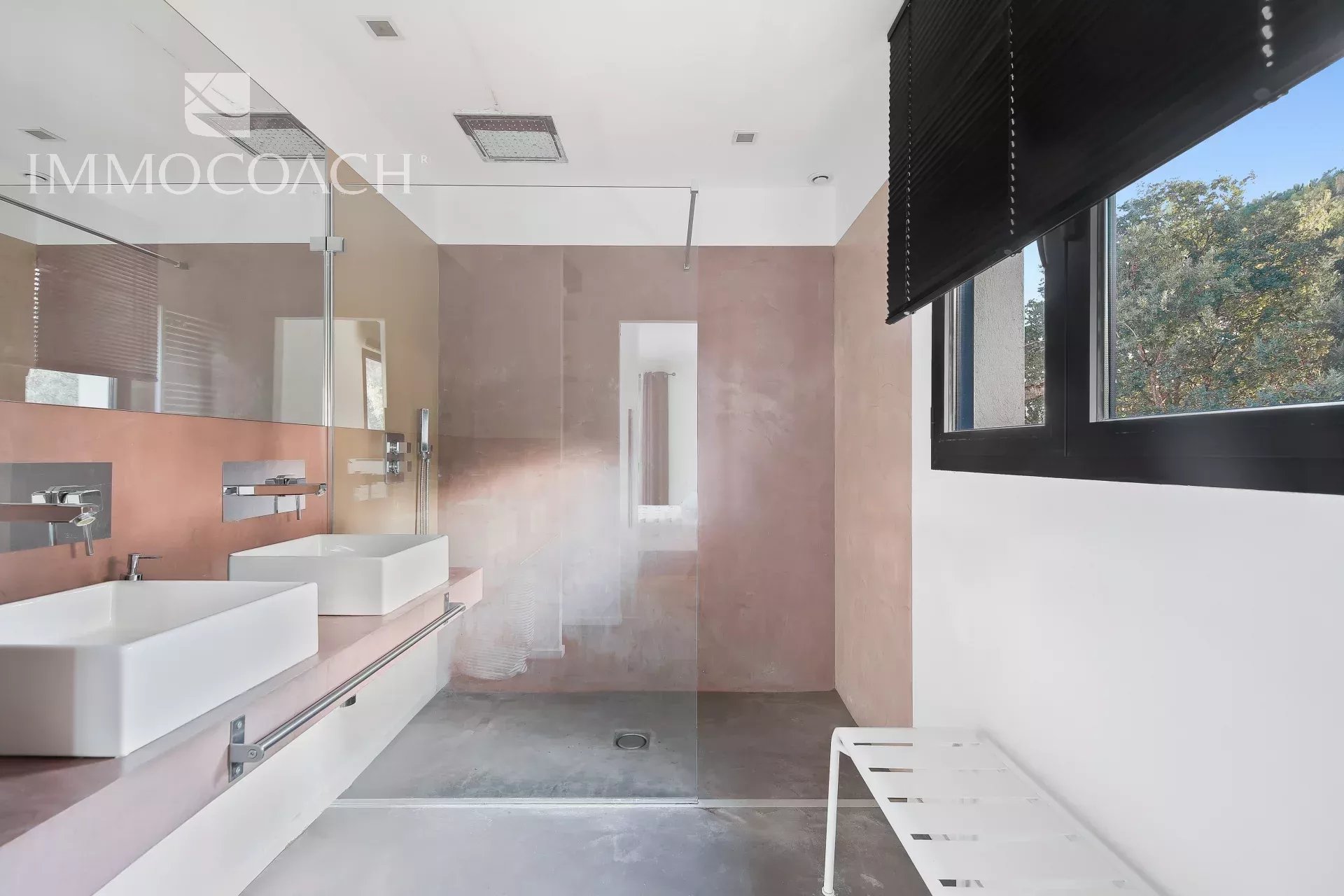 Modern bathroom Modern bathroom with walk-in shower and double sink in a house in Bormes-les-Mimosas.