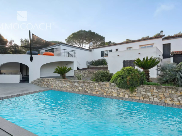 Property with two houses and swimming pool on a 3000 m² plot in Bormes-les-Mimosas.