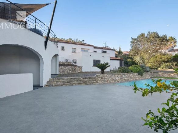Property with swimming pool and terrace, comprising two houses on a 3000 m² plot in Bormes-les-Mimosas.