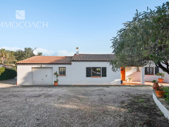 Single-storey house with garden, located in Bormes-les-Mimosas, on a plot of 3000 m².