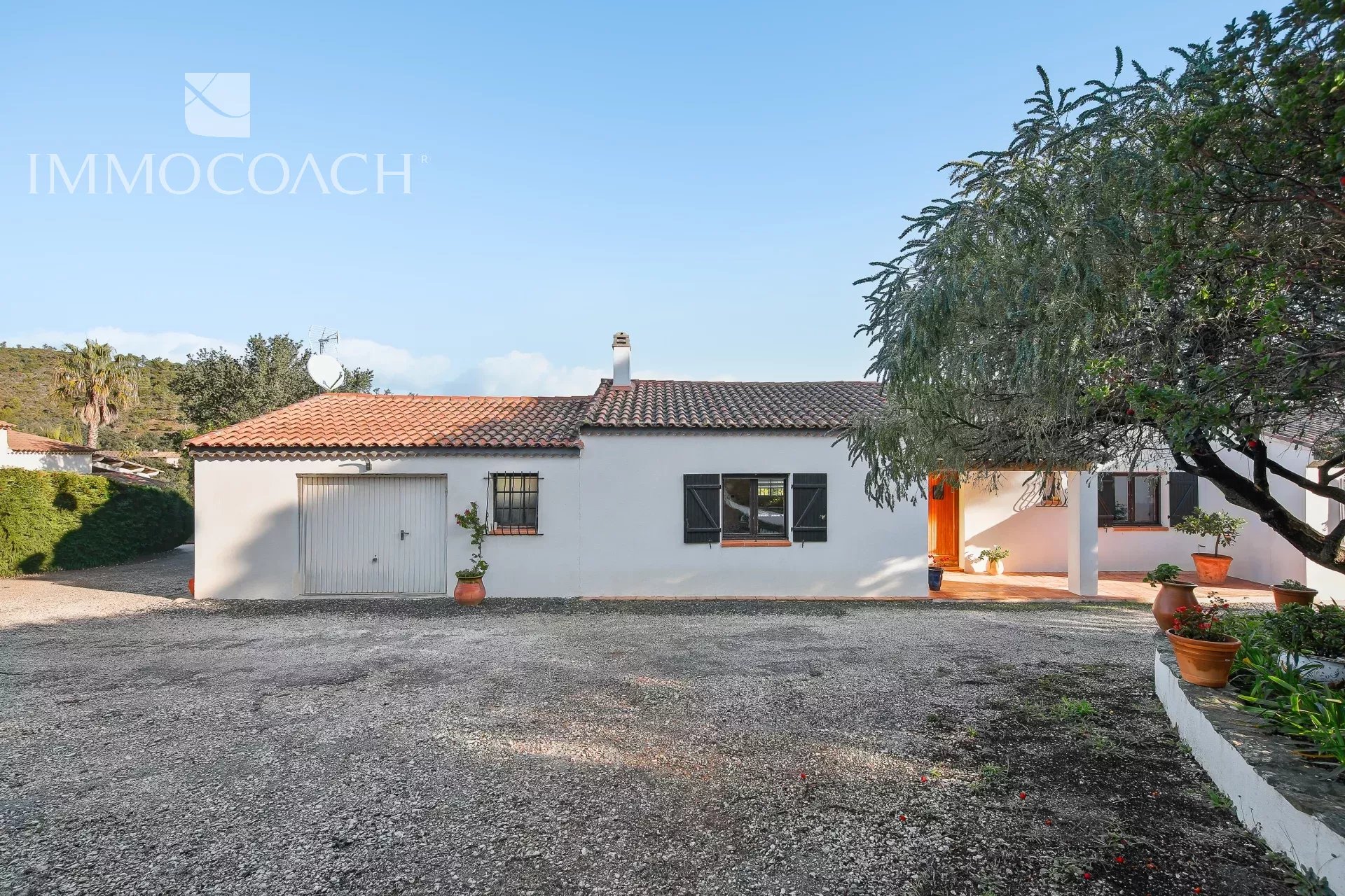 Property in Bormes-les-Mimosas Single-storey house with garden, located in Bormes-les-Mimosas, on a plot of 3000 m².