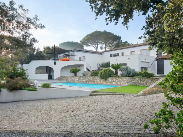 Property with two houses, swimming pool and garage on a 3000 m² plot in Bormes-les-Mimosas.