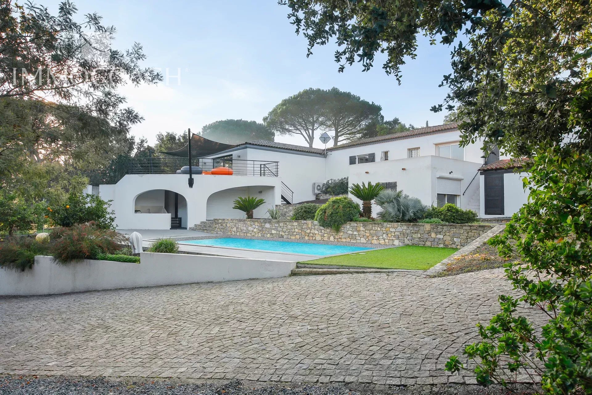 Property with swimming pool in Bormes-les-Mimosas Property with two houses, swimming pool and garage on a 3000 m² plot in Bormes-les-Mimosas.