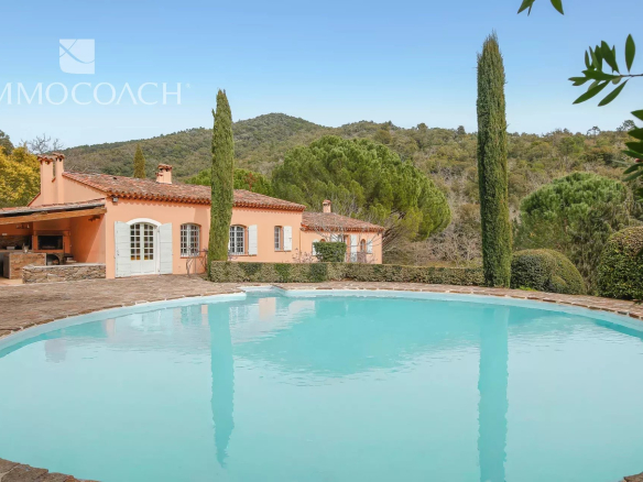 Bastide built in 1936 with a swimming pool in an 8-hectare park in Collobrières
