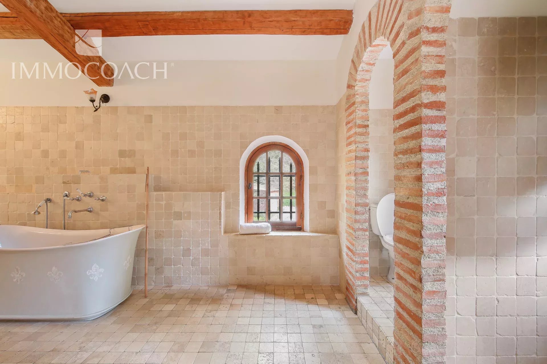 Bathroom in the bastide at Collobrières Bathroom in a bastide (traditional Provençal farmhouse) with bathtub and stone walls in Collobrières