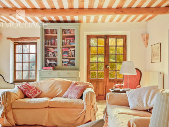 Interior of a bastide with a bright living room and comfortable furniture.