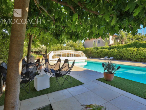 Villa avec piscine et jardin, chaises autour de la piscine à Saint-Tropez.