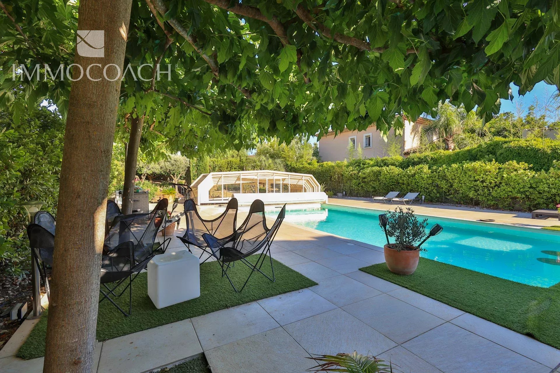 Villa conviviale avec piscine à Saint-Tropez Villa avec piscine et jardin, chaises autour de la piscine à Saint-Tropez.