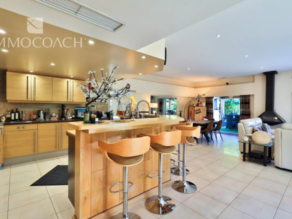 Intérieur d'une villa moderne avec cuisine ouverte et bar, salon spacieux à Saint-Tropez.