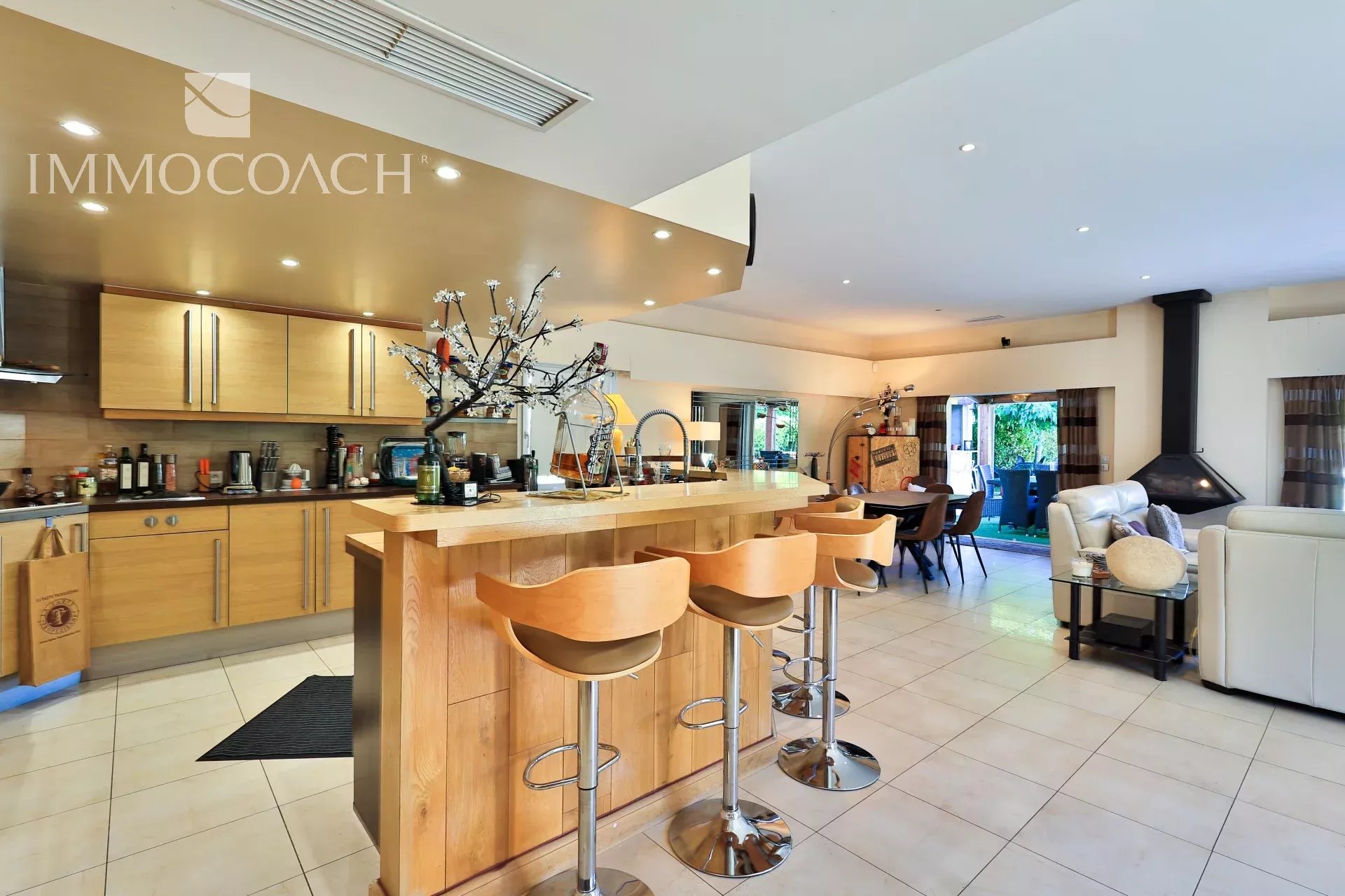 Intérieur d’une villa à Saint-Tropez Intérieur d'une villa moderne avec cuisine ouverte et bar, salon spacieux à Saint-Tropez.