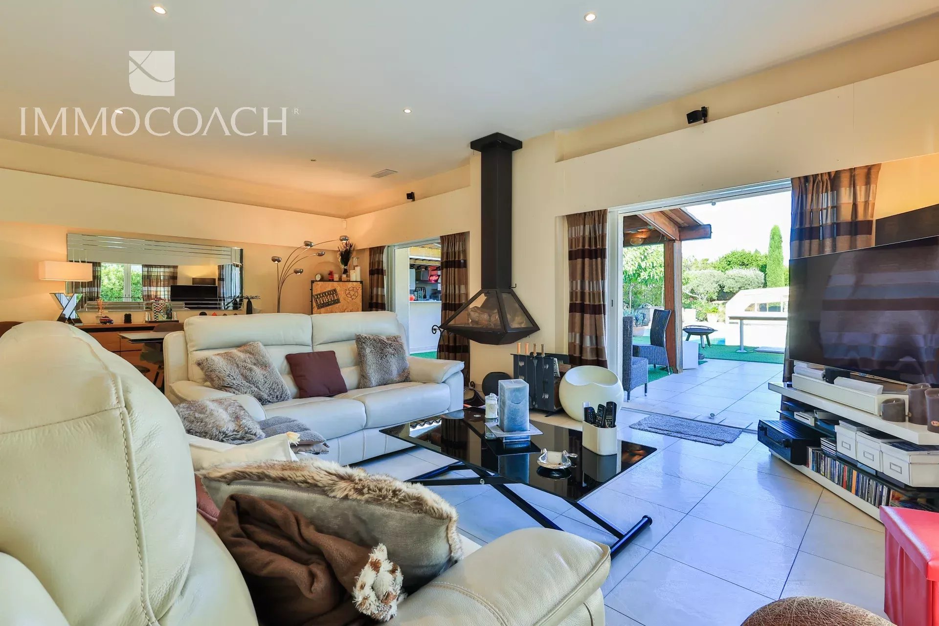 Intérieur d’une villa à Saint-Tropez Intérieur d'une villa moderne avec salon lumineux et accès à l'extérieur.