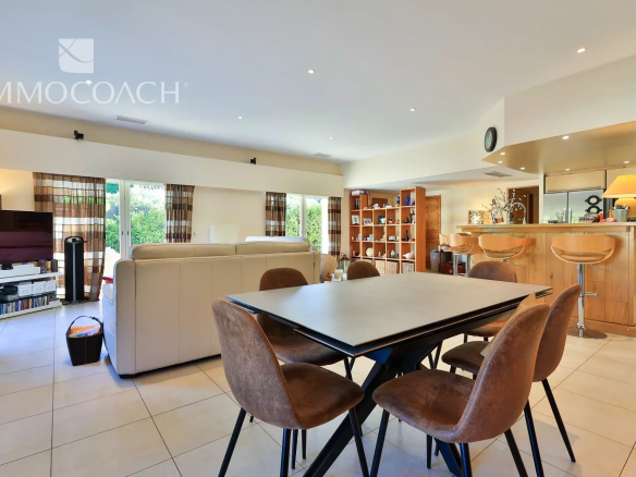 Intérieur d'une villa T4 de plain-pied à Saint-Tropez avec séjour, cuisine ouverte et salle à manger.