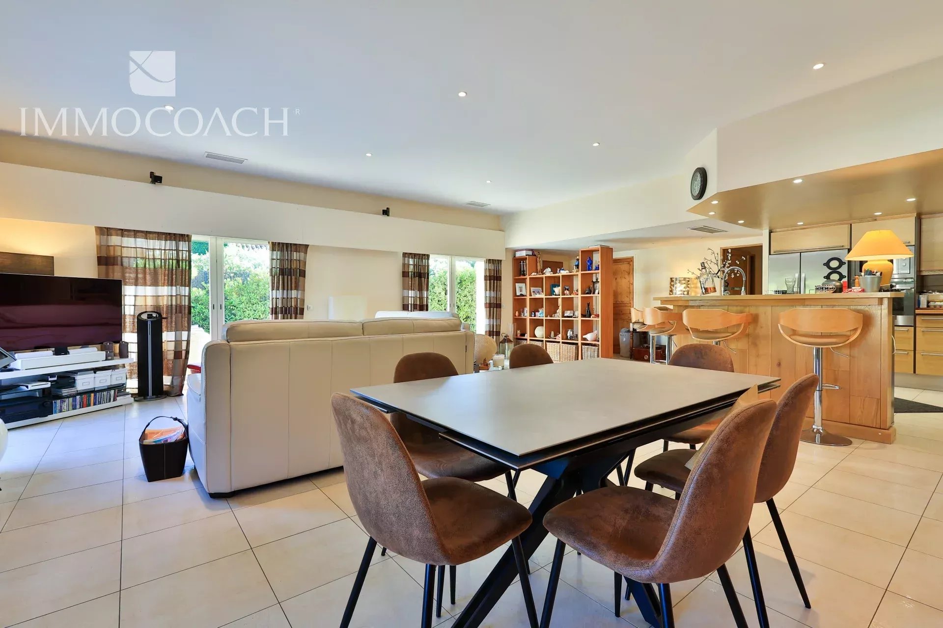 Intérieur d’une villa conviviale à Saint-Tropez Intérieur d'une villa T4 de plain-pied à Saint-Tropez avec séjour, cuisine ouverte et salle à manger.