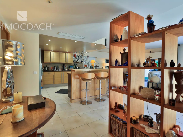 Intérieur d'une villa moderne avec cuisine ouverte et espace de vie lumineux à Saint-Tropez.