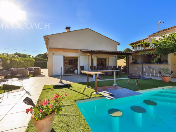 Villa T4 de plain-pied avec piscine et jardin à Saint-Tropez, vue sur séjour extérieur.