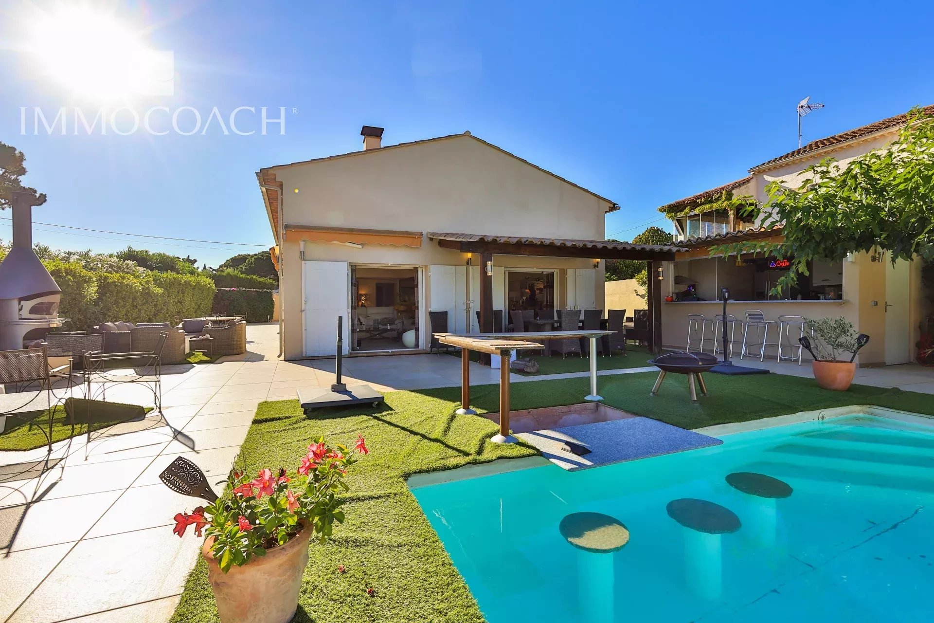 Villa conviviale à Saint-Tropez Villa T4 de plain-pied avec piscine et jardin à Saint-Tropez, vue sur séjour extérieur.