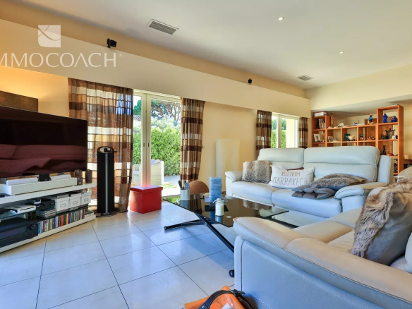 Intérieur d'une villa moderne à Saint-Tropez avec salon lumineux et mobilier contemporain.