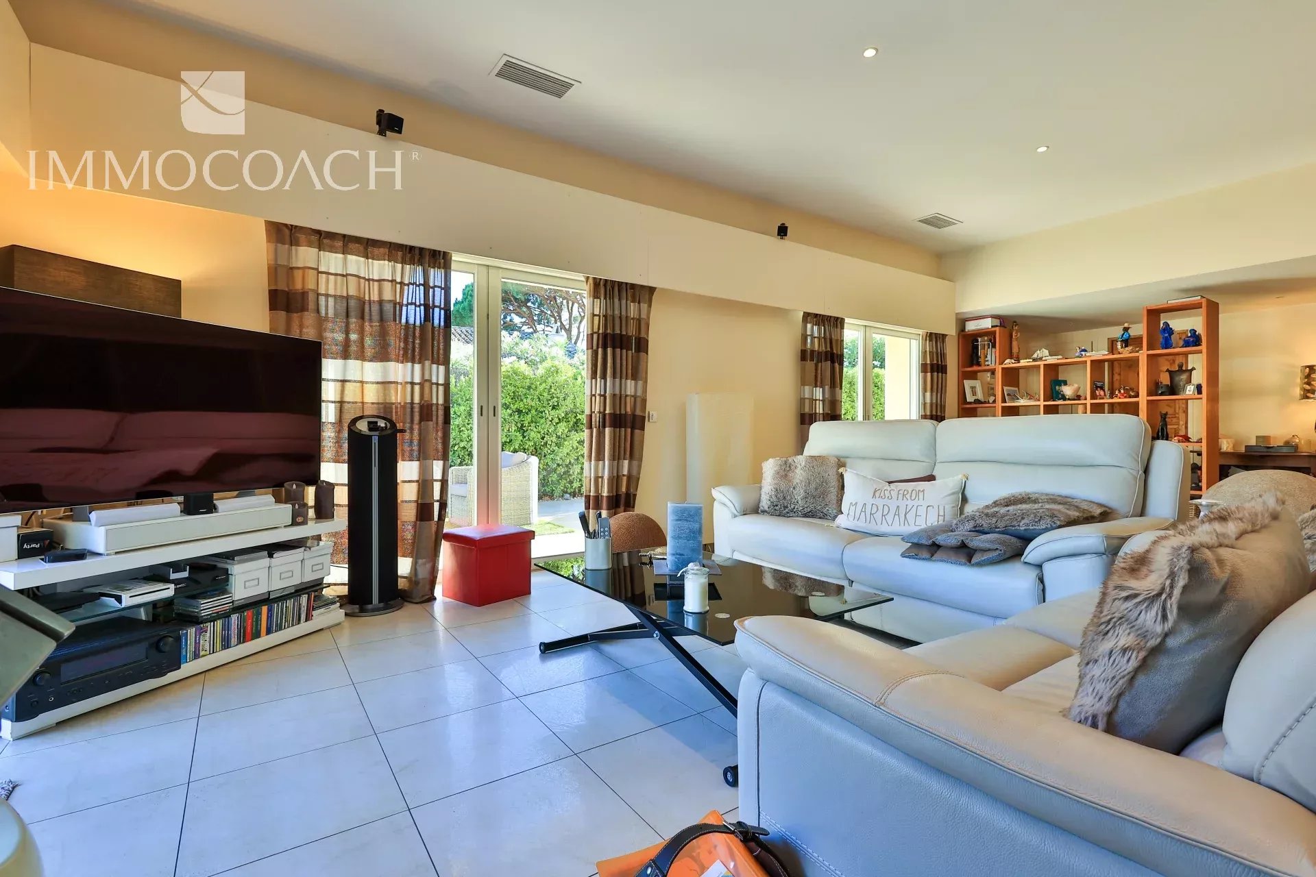 Intérieur d’une villa à Saint-Tropez Intérieur d'une villa moderne à Saint-Tropez avec salon lumineux et mobilier contemporain.