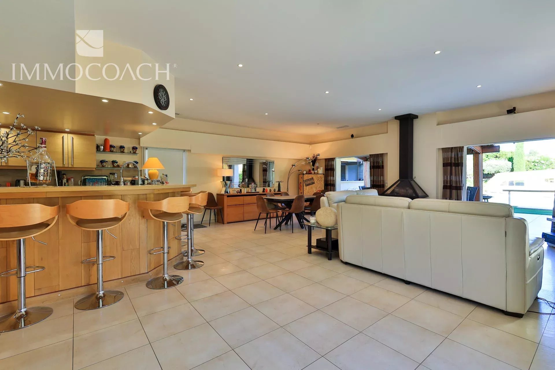 Intérieur d’une villa à Saint-Tropez Intérieur d'une villa moderne avec salon, cuisine ouverte et bar, à Saint-Tropez.