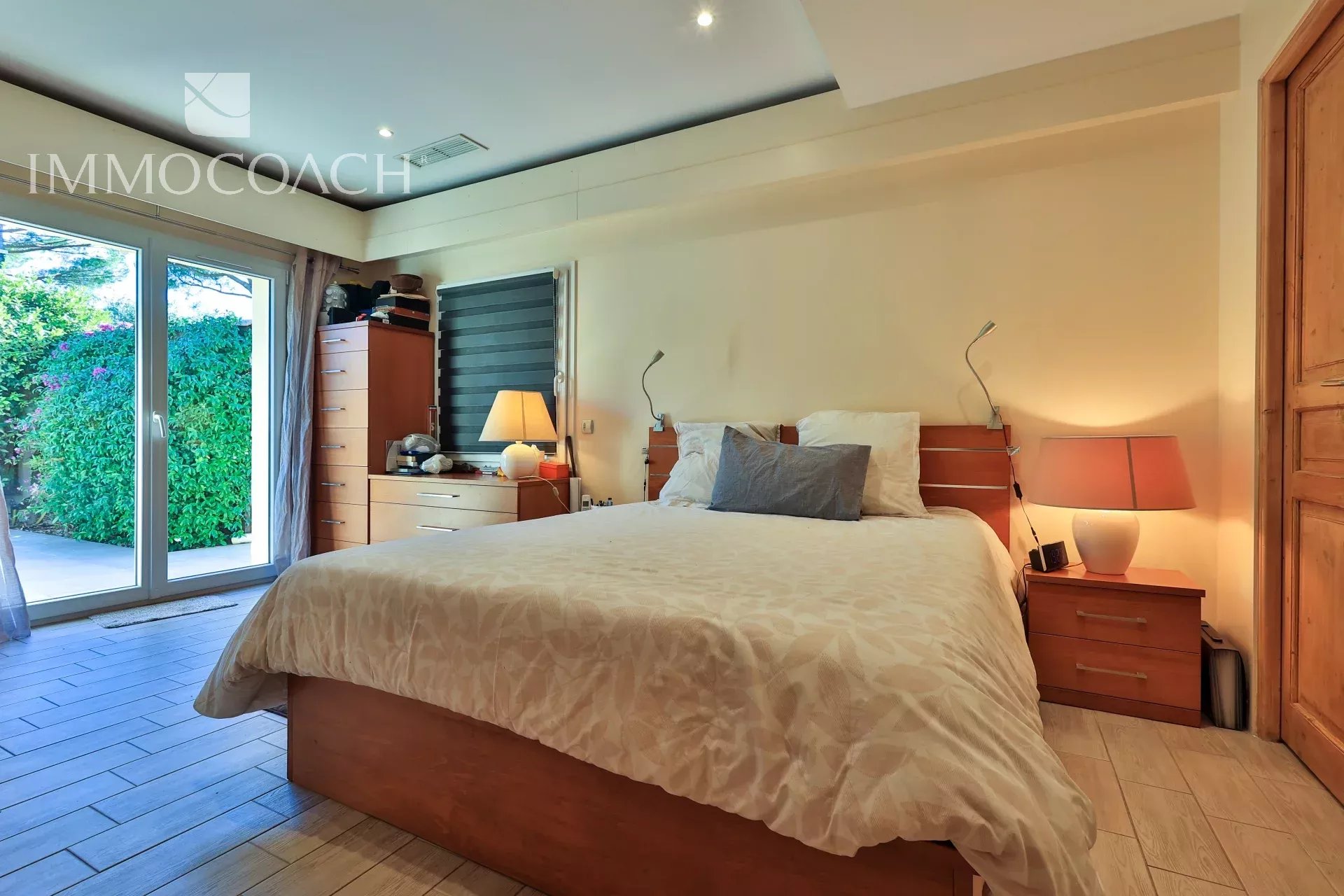 Chambre de villa à Saint-Tropez Chambre d'une villa à Saint-Tropez avec lit double et accès à l'extérieur.