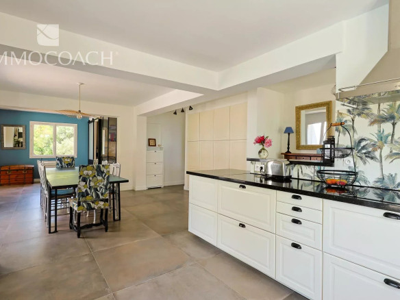 Intérieur d'une maison rénovée à Carqueiranne, montrant une cuisine moderne et un espace de vie lumineux.