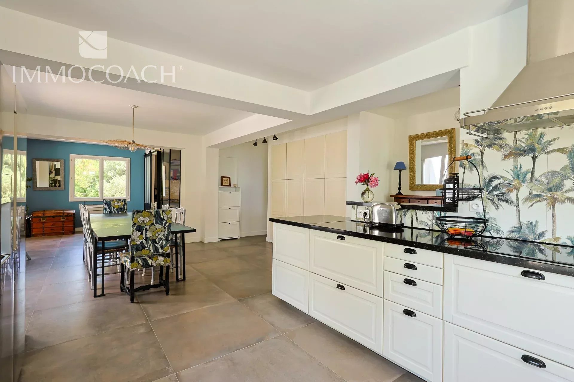 Intérieur d'une maison rénovée à Carqueiranne, montrant une cuisine moderne et un espace de vie lumineux.