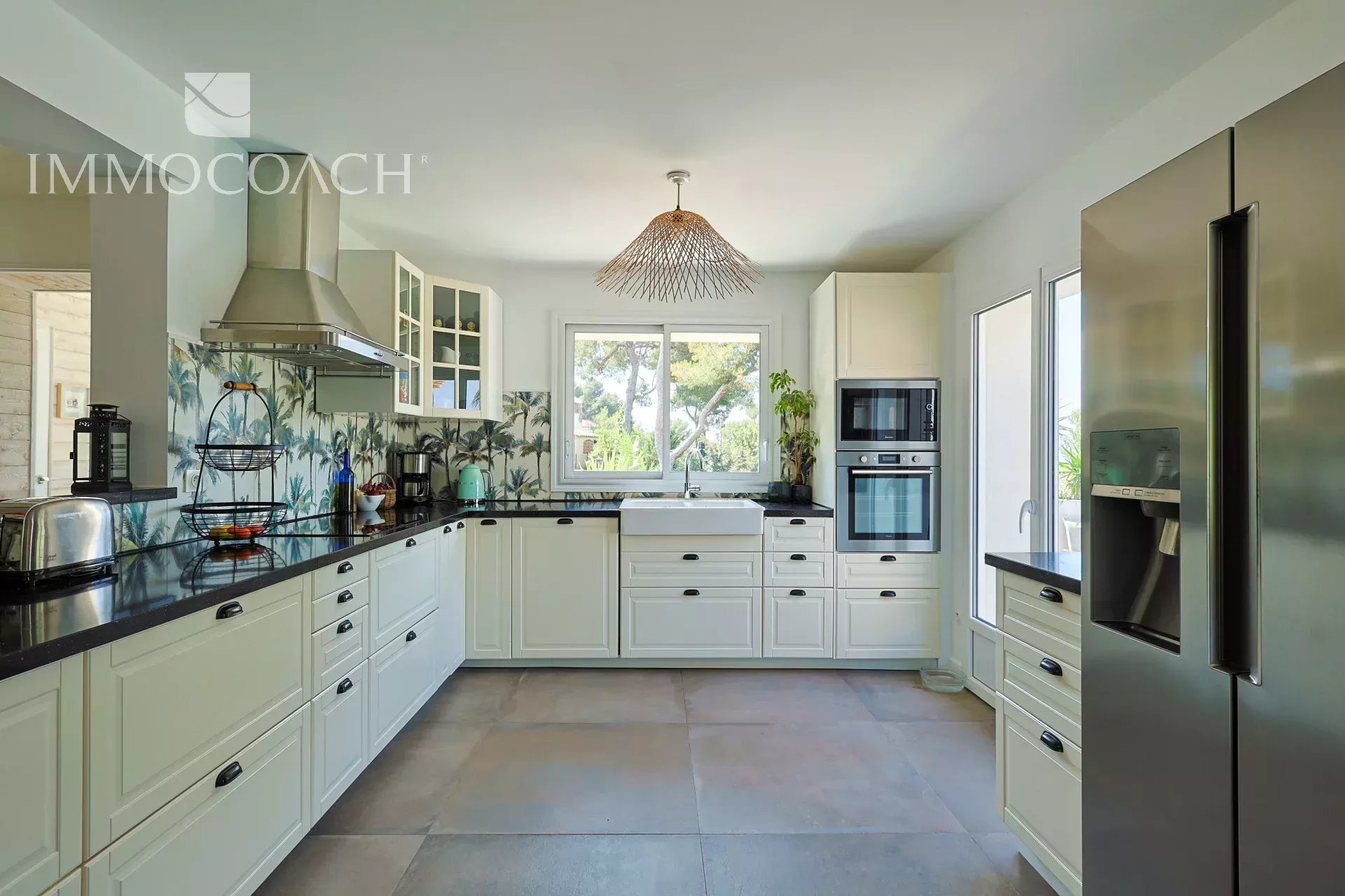 Cuisine moderne d'une maison rénovée à Carqueiranne, avec meubles clairs et équipements récents.
