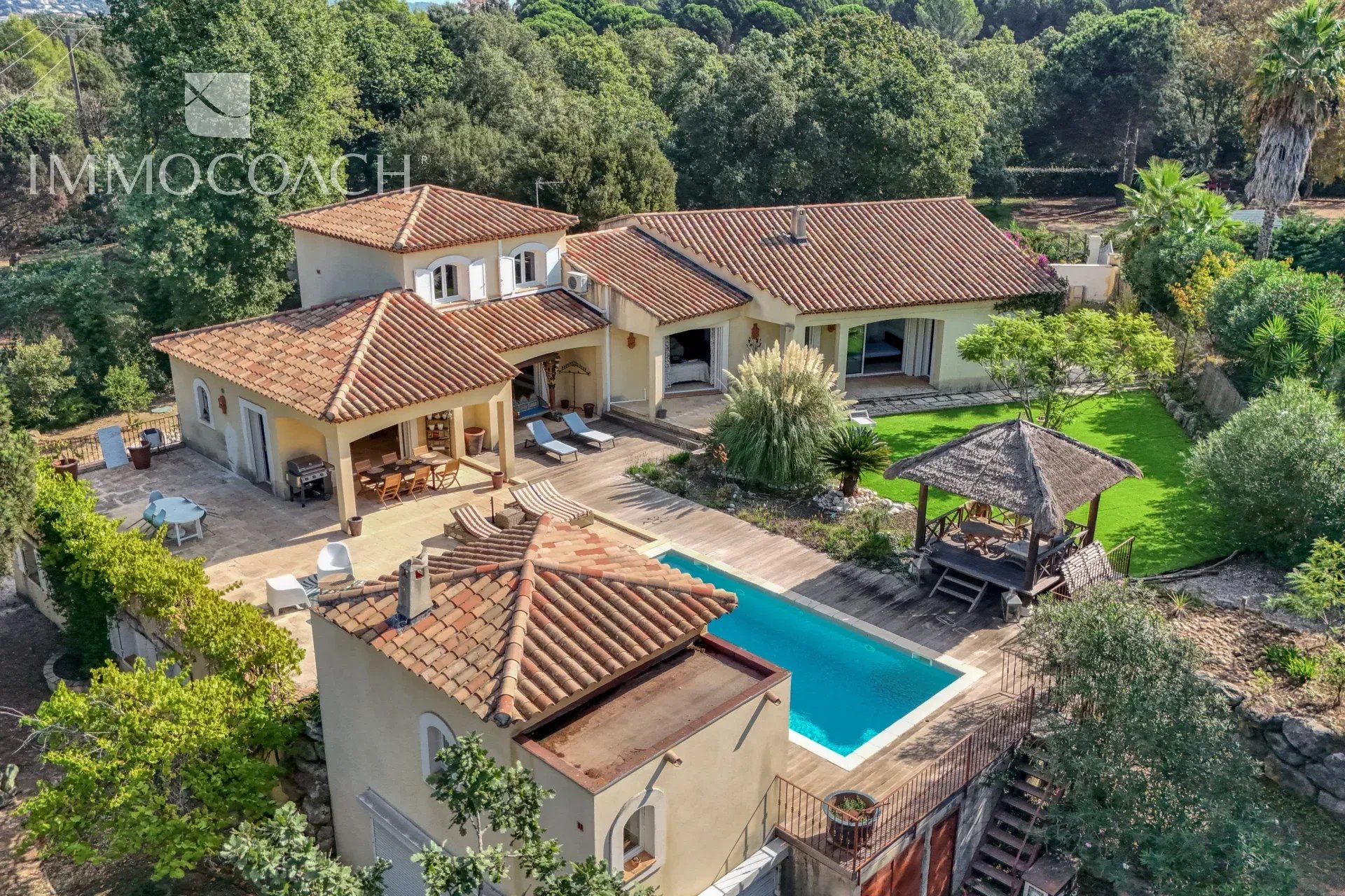 Neo-Provençal villa in Bormes-les-Mimosas Neo-Provençal villa with swimming pool and garden in Bormes-les-Mimosas