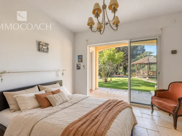 Room in a neo-Provençal villa with access to a garden, Bormes-les-Mimosas.