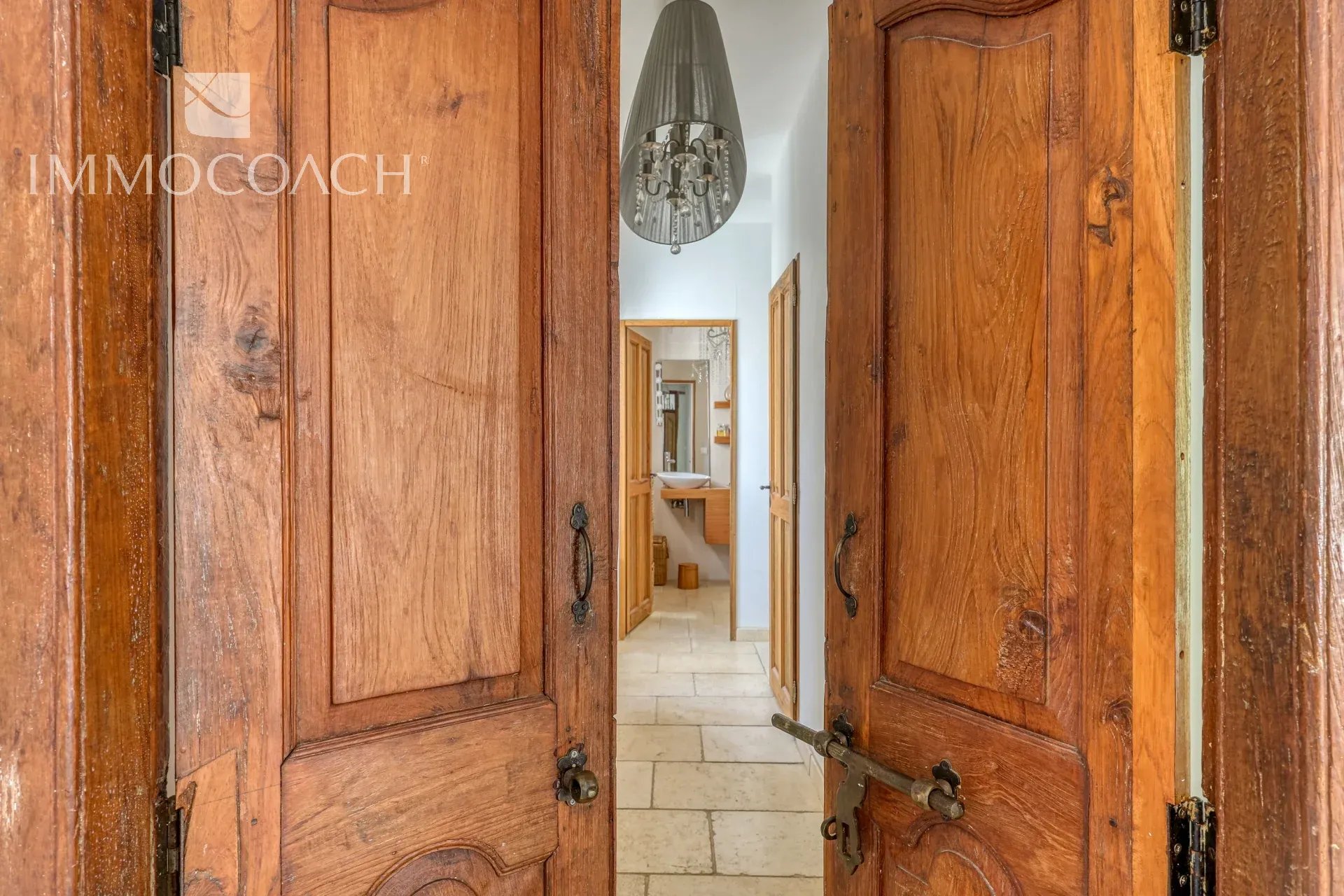Entrance to a villa in Bormes-les-Mimosas Entrance to a neo-Provençal villa with wooden doors, view of a corridor