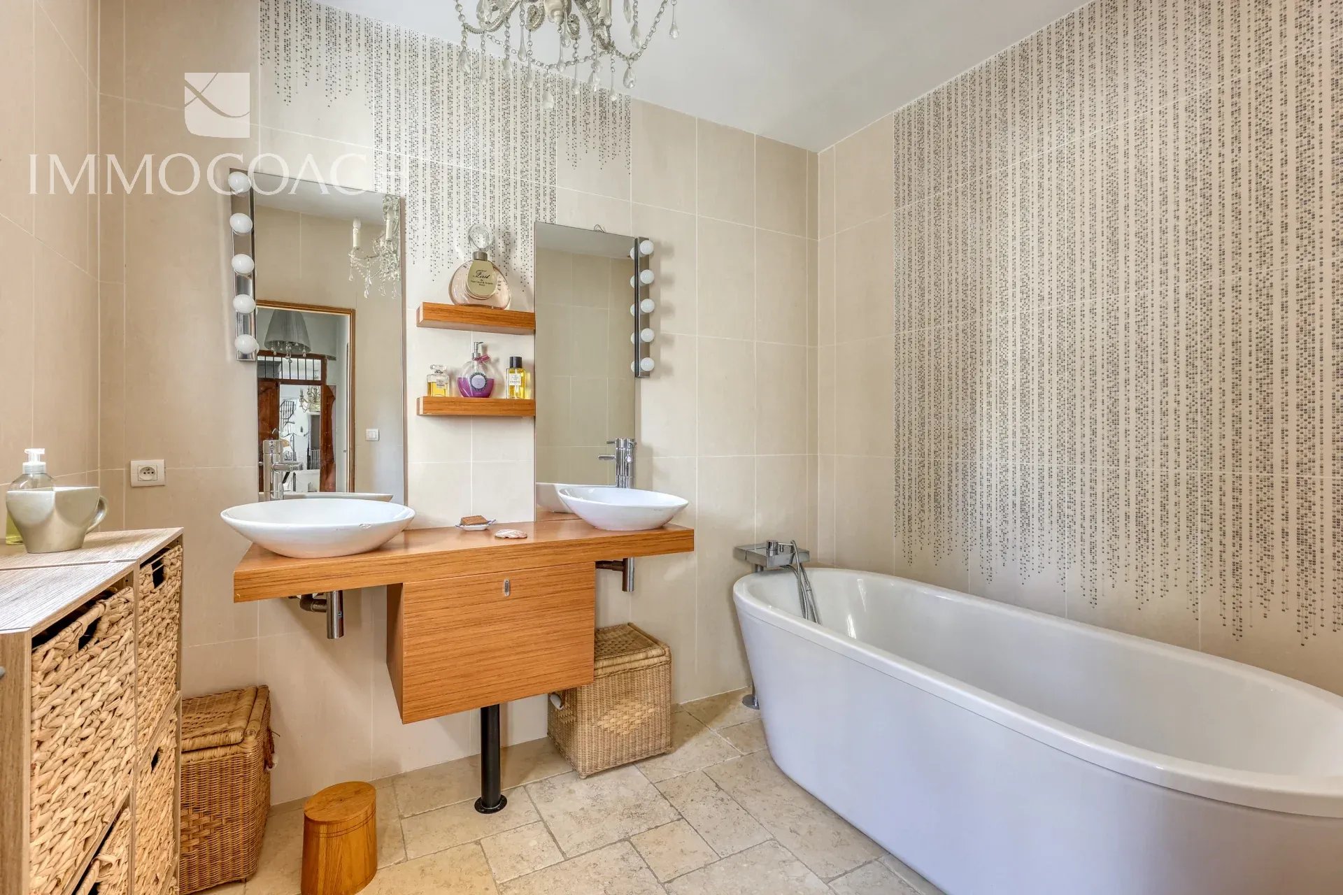 Bathroom of a villa in Bormes-les-Mimosas Modern bathroom with bathtub and double sink in a neo-Provençal villa.