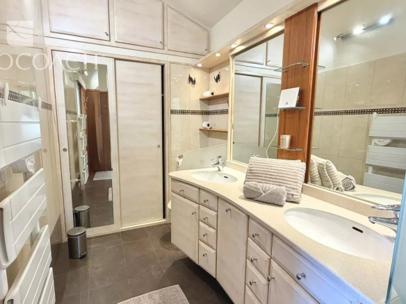 Salle de bain moderne avec double vasque et douche, Carqueiranne