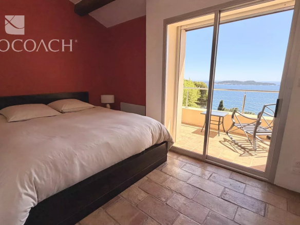 Chambre avec lit double et vue sur la mer à Carqueiranne, Var.