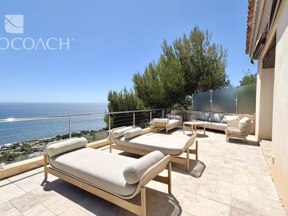 Terrasse avec chaises longues et vue panoramique sur la mer à Carqueiranne, Var.