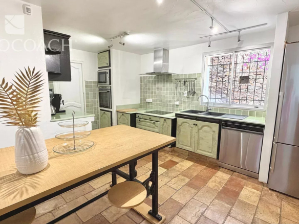 Cuisine spacieuse avec îlot central et équipements modernes dans une villa à Carqueiranne.