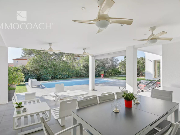 Terrasse couverte avec mobilier extérieur et piscine à Carqueiranne.