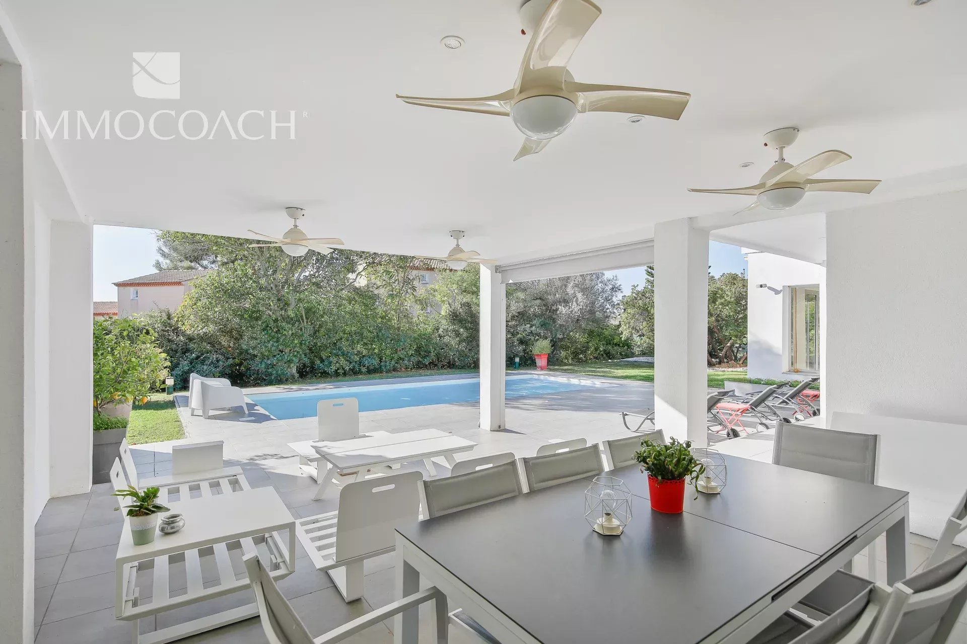 Villa avec piscine à Carqueiranne Terrasse couverte avec mobilier extérieur et piscine à Carqueiranne.